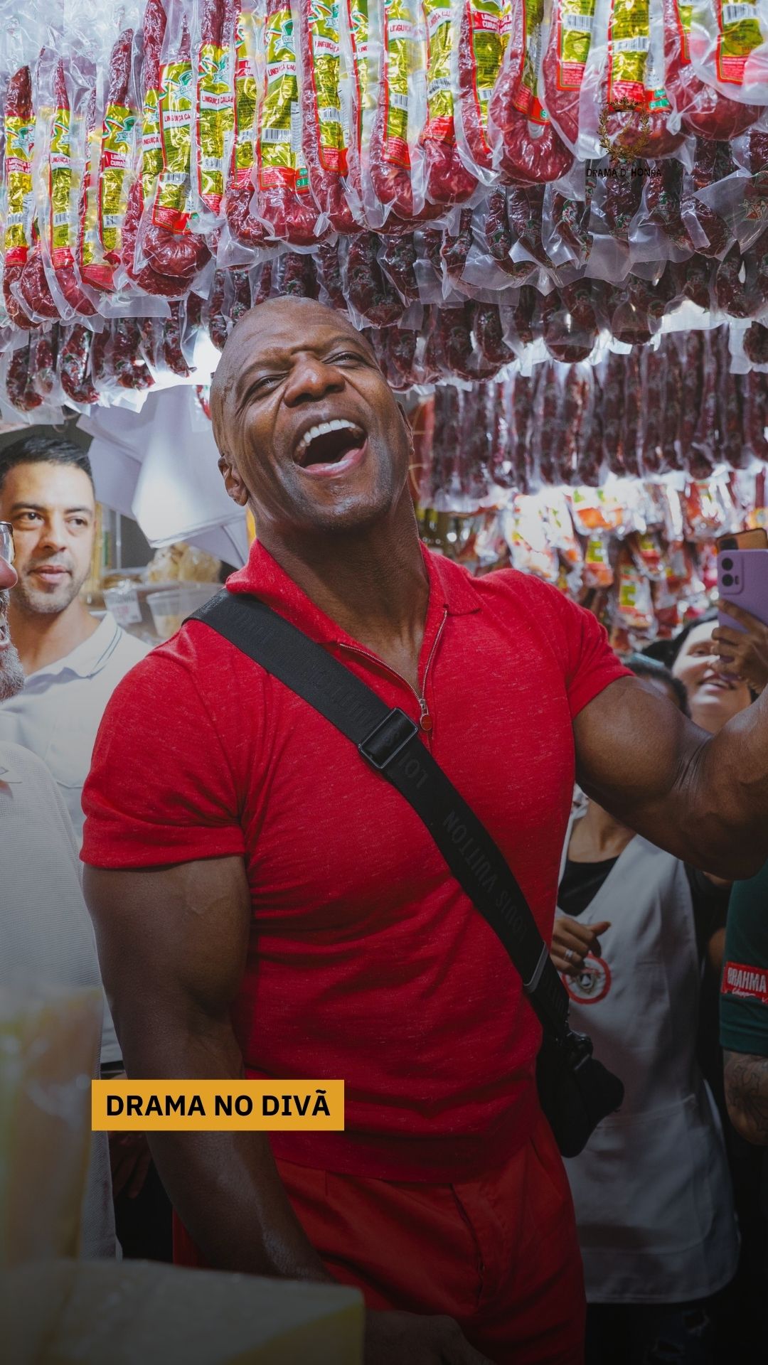 Terry Crews anda pelos corredores do Mercadão de SP