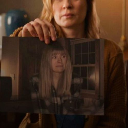 ‘Terror em Shelby Oaks’ estreia no Halloween com uma história sobre duas irmãs e um desaparecimento macabro 💖👻