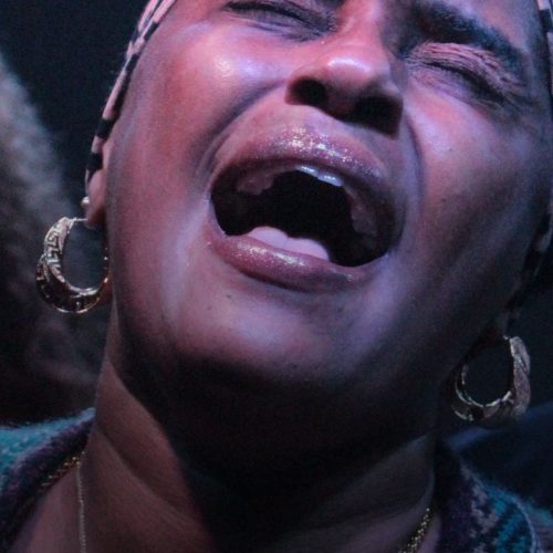 Refúgio: espetáculo impactante com imigrantes estreia no teatro