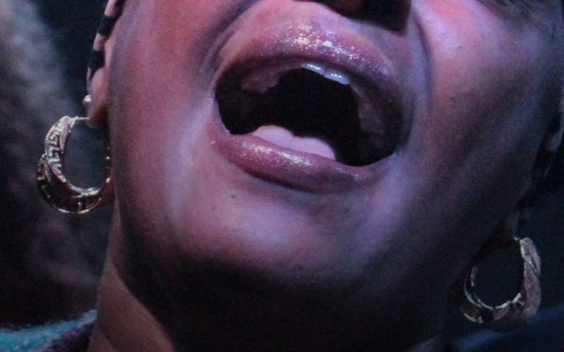 Refúgio: espetáculo impactante com imigrantes estreia no teatro