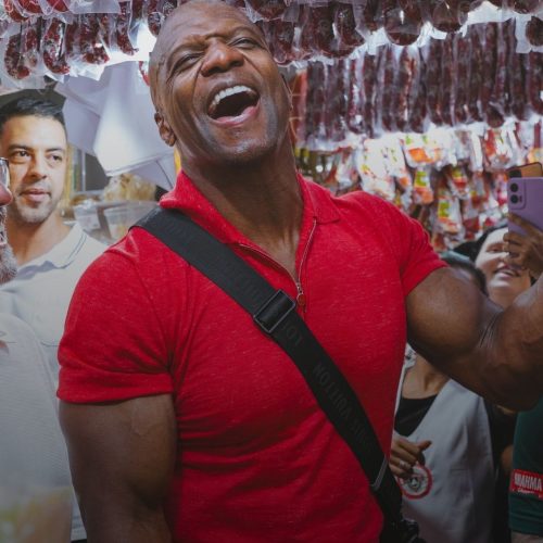 Terry Crews anda pelos corredores do Mercadão de SP