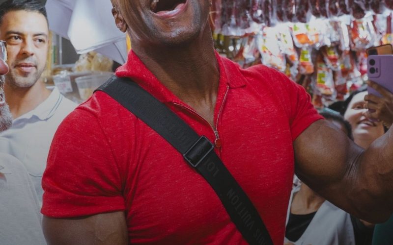 Terry Crews anda pelos corredores do Mercadão de SP