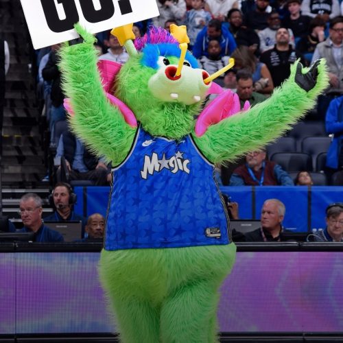O show da NBA em SP: o que a cultura pop do mascote STUFF vai aprontar? 🏀