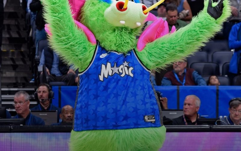 O show da NBA em SP: o que a cultura pop do mascote STUFF vai aprontar? 🏀