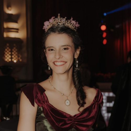 Da tradução de artigos para a costura dos sonhos: a tradutora que dá vida aos romances de época nos bailes de SP