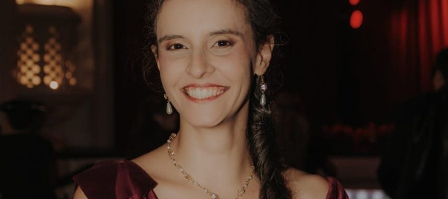 Da tradução de artigos para a costura dos sonhos: a tradutora que dá vida aos romances de época nos bailes de SP