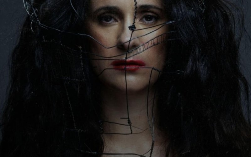 Mariana Rosa desafia padrões em “Quando Eu Era Mulher” no Teatro Estúdio