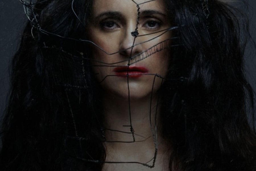 Mariana Rosa desafia padrões em “Quando Eu Era Mulher” no Teatro Estúdio