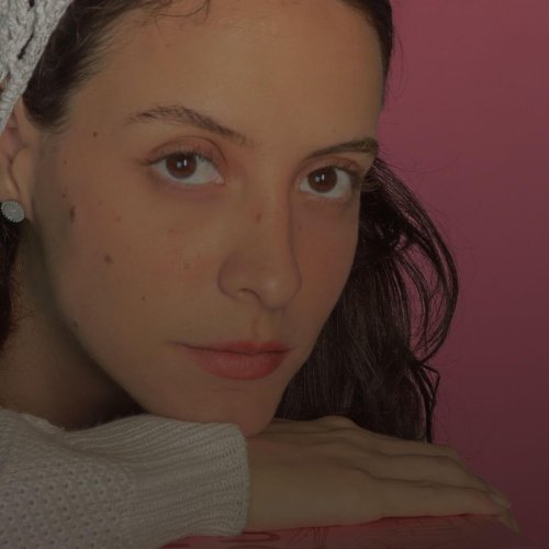 Bruna Vilaça questiona o amadurecimento em “Nunca fui adulta”
