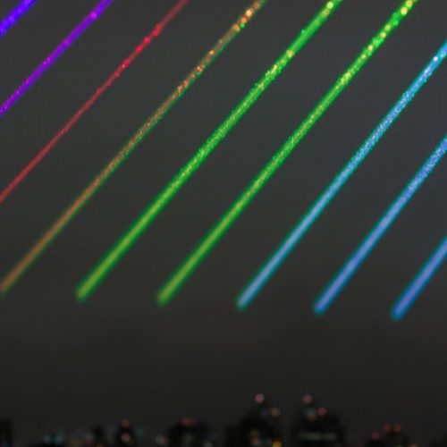 Céu de São Paulo iluminado: festival de luzes chega com prévias gratuitas e lasers no fim de semana! ✨🌃