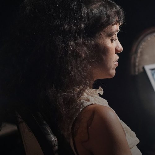 Em ‘A vida secreta de meus três homens’ , Letícia Simões investiga a partir de depoimentos de fantasmas