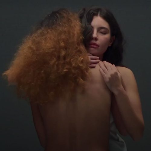 “No Espaço Entre Nós”: Elayne Baeta lança audionovela sáfica na Audible 💖🎧